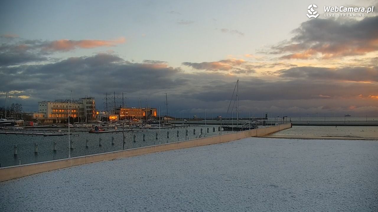 GDYNIA - widok na plażę i marinę - 21 listopad 2024, 07:44